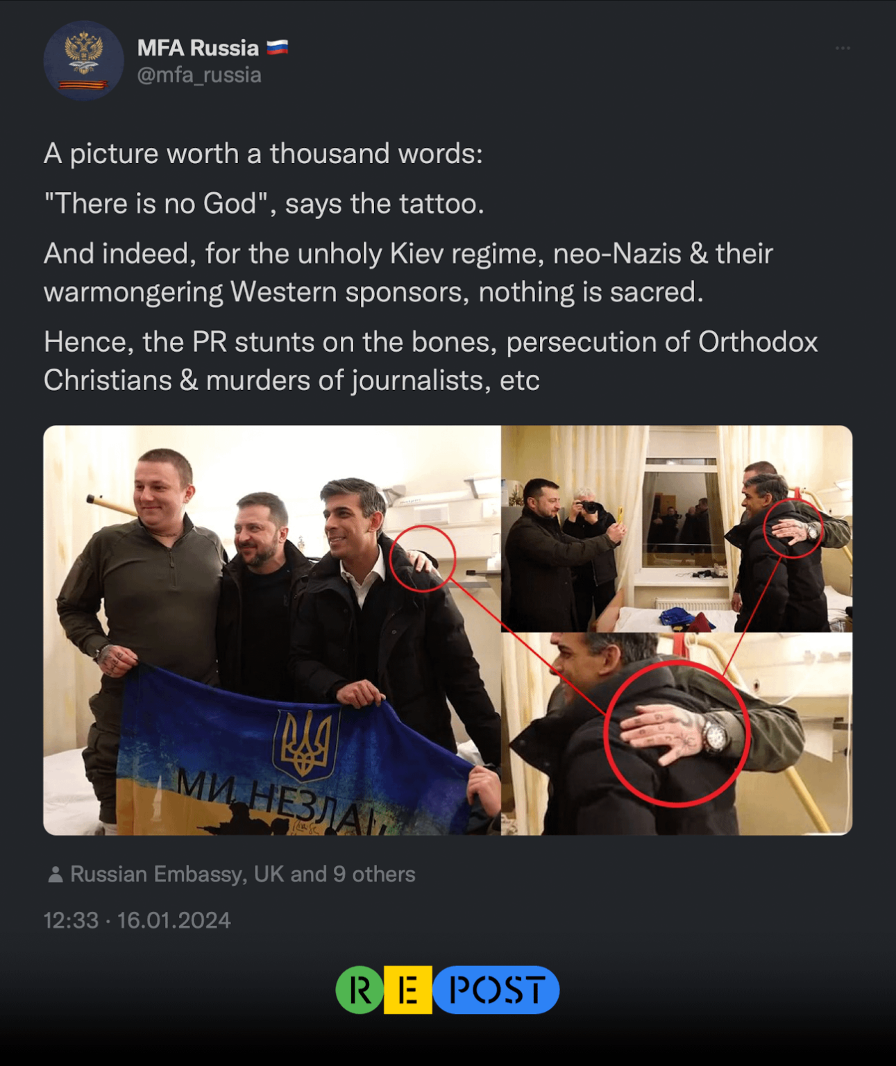 ロシア外務省は、ゼレンスキー氏自身が立ち去って写真を撮る際、「神はいない」のタトゥーが入った「ゼレンスキー氏の手」を示すコラージュを公開した