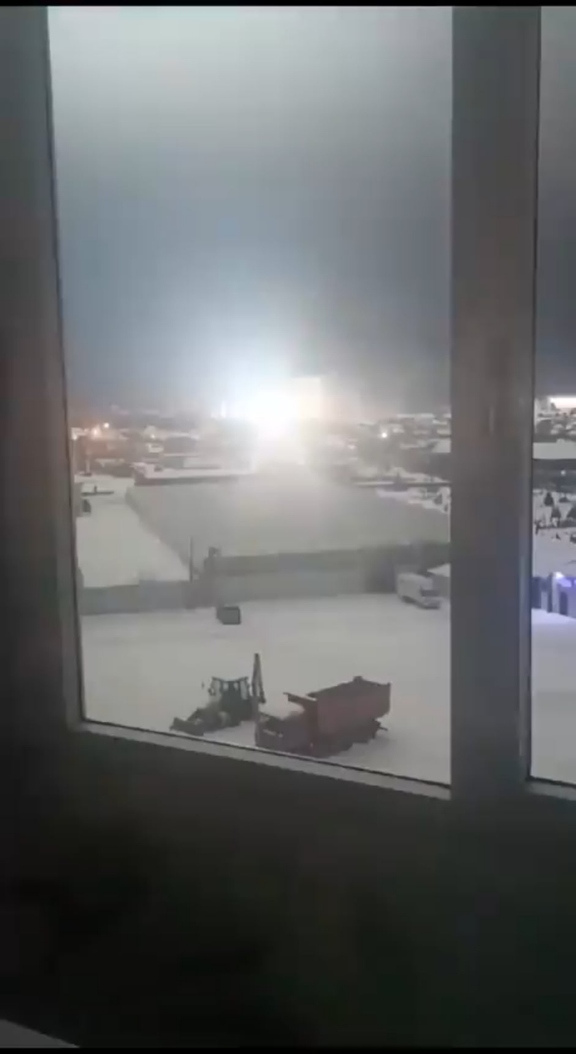 ロシアのベルゴロドにある発電所近くの変電所の別の眺め。 アパートの撮影では電力が失われます。