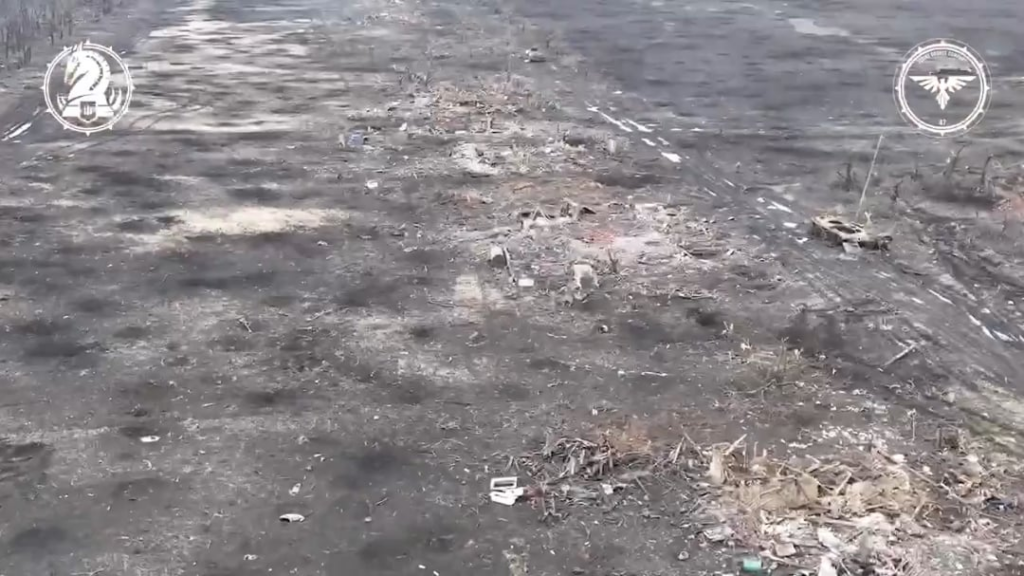 アヴディウカ周辺の悲惨な戦場。  FPVドローンでとどめを刺す前に、遺体の間のクレーターに隠れるロシア兵。