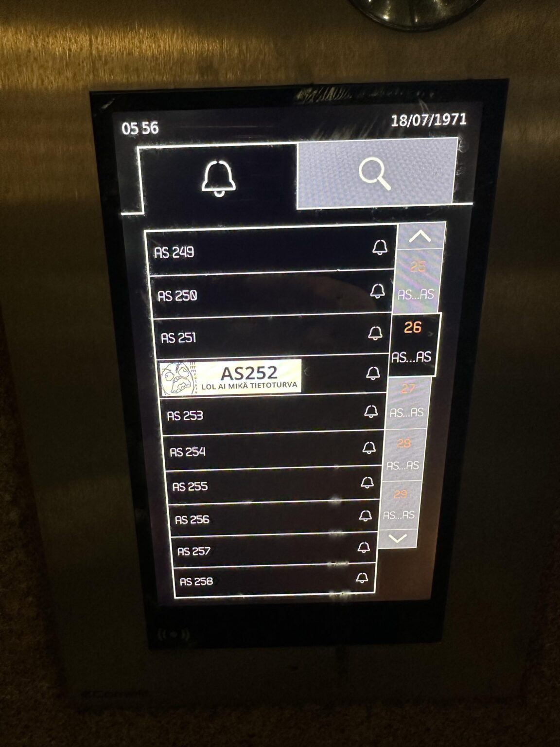 何者かが住宅会社のインターホンをハッキングし、このアパートの権利カードを改ざんしました。