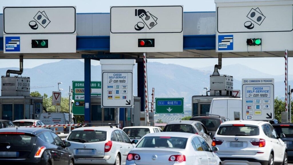 高速道路、2024年に料金が引き上げられる：値上げがいつ始まり、どれくらいになるのかは次のとおりです