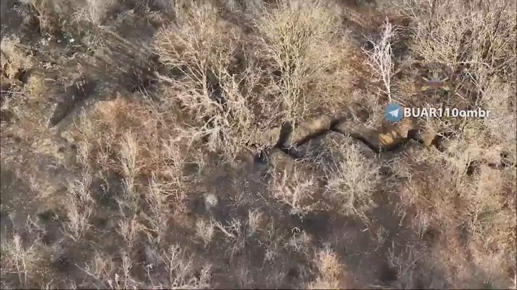 ウクライナの無人機がアヴディウカ近くの塹壕にいるロシア歩兵に手榴弾を投下した。 負傷した兵士の一人が仲間に引きずり出されるが、何度も殴られるだけだった。 最終的に彼は一時的に発火し、最後にはまだ息をしているように見えますが、おそらく長くは続かないでしょう。