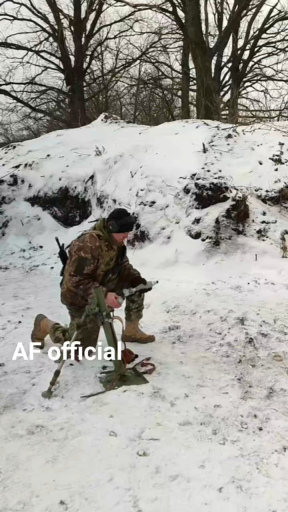 ウクライナ兵士が敵に向けて60mm迫撃砲弾を数発発砲する。