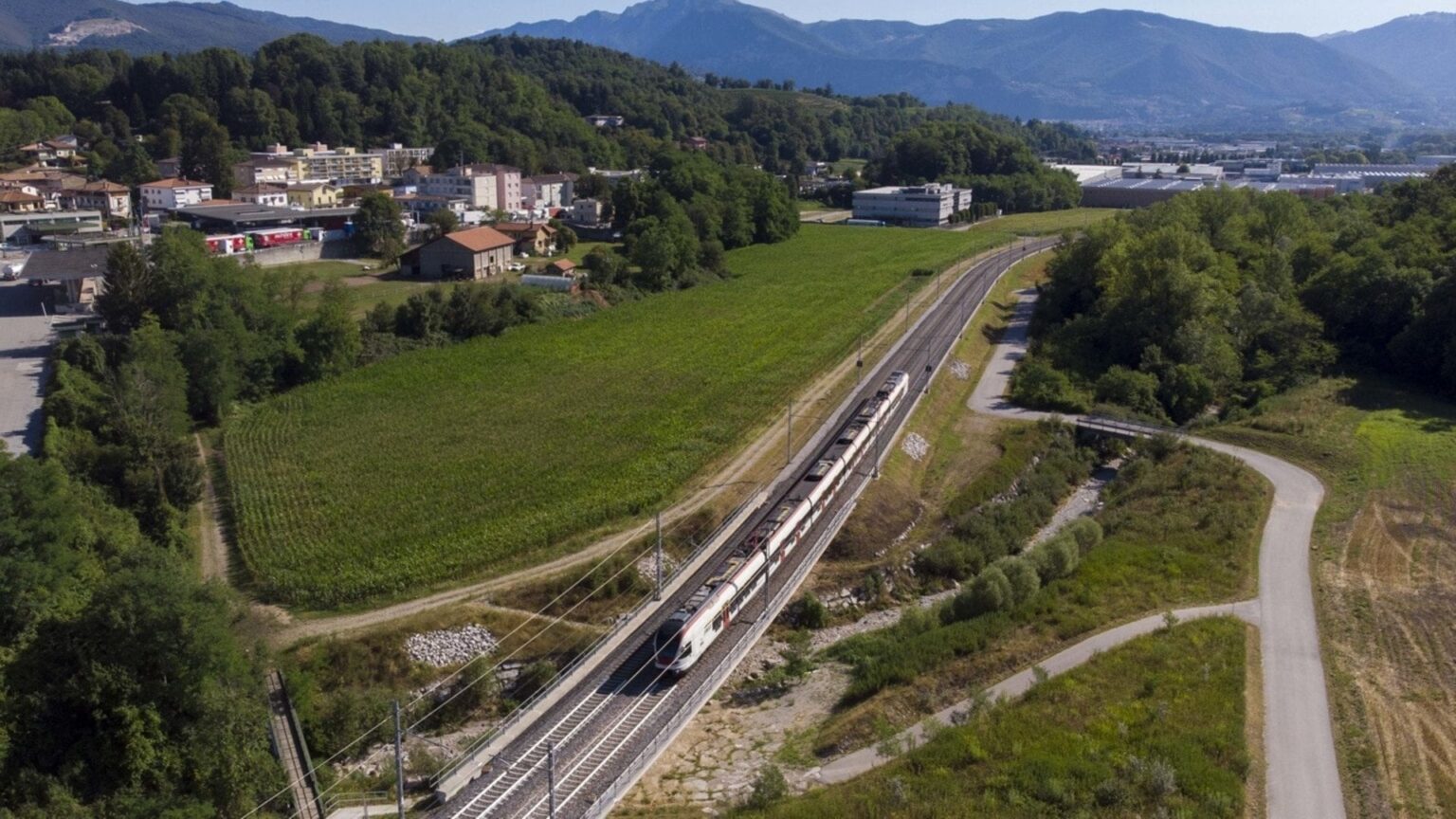 ドバイの開発業者、スイスとイタリアの国境近くに高級住宅を建設 | 不動産開発会社ＭＡＧは、ティチーノ州スタビオに１億８５００万フランをかけて１４棟の高級住宅複合施設を建設する計画だ。