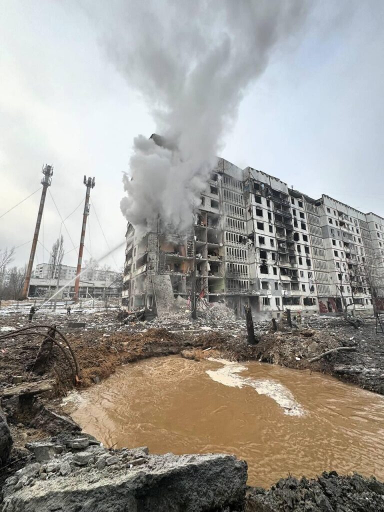 ハリコフでロケット弾攻撃で4人死亡―検察当局 午前4時、ロシアはハリコフのキエフ地区にミサイル攻撃を開始した。 午前7時、占領軍は再び都市、すなわちキエフ地区とサルトフスキー地区をロケット弾で攻撃した。