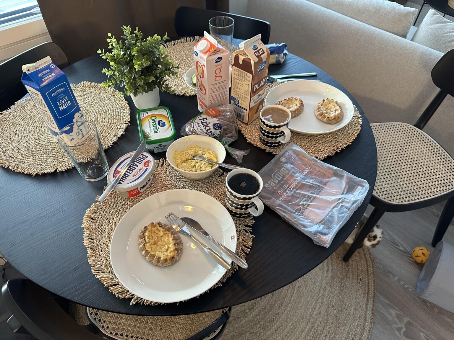 数週間前にフィンランドを訪れましたが、最も恋しいのは朝食のカルジャランピイラカトです。もちろんムナヴォイも付いています。