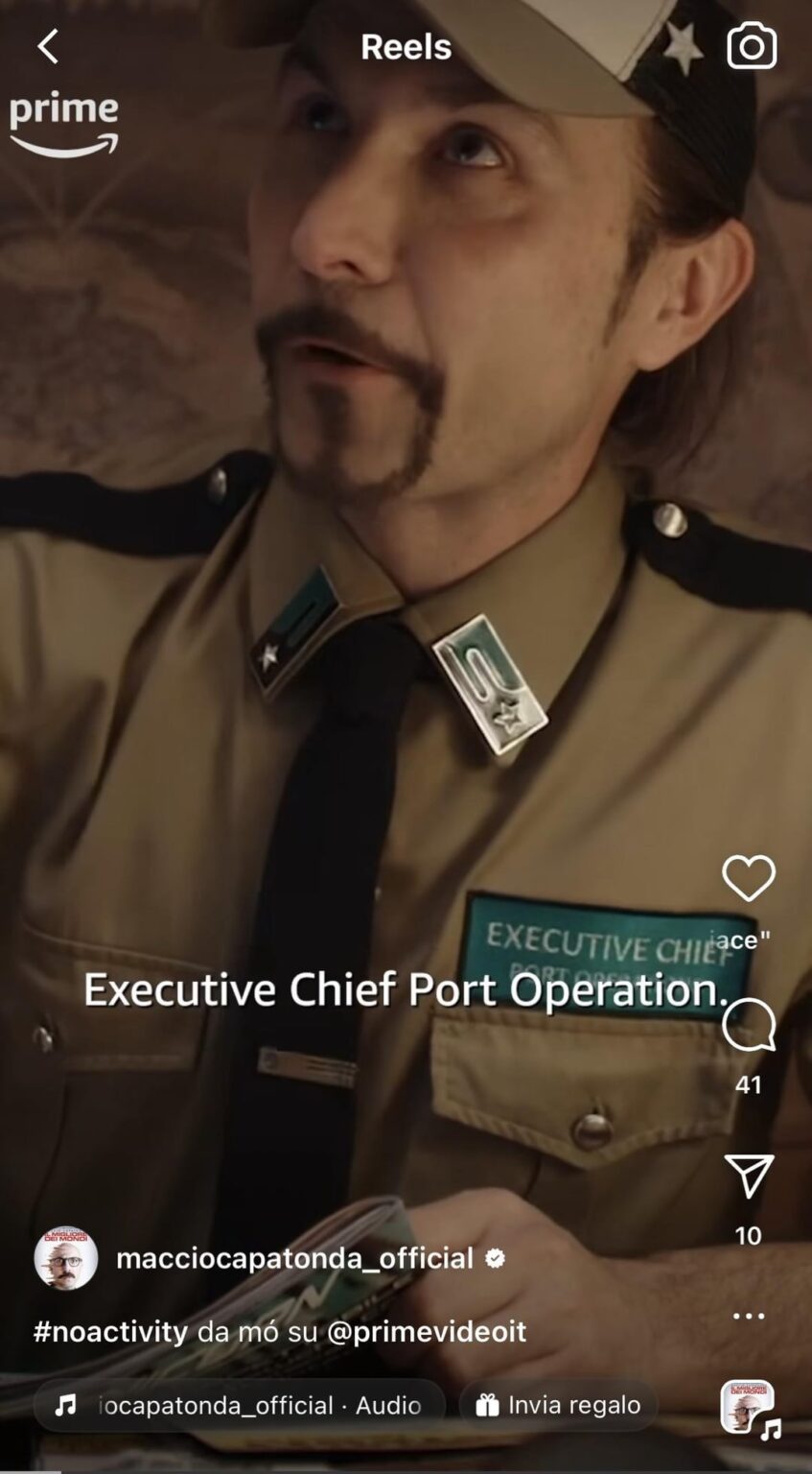 マッチョ主演の新しい映画の制服のマークは陸軍のマークであり、輸送物資連隊を表しています。