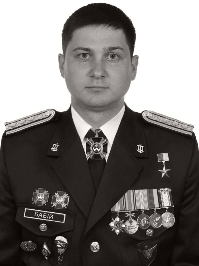 2023年8月、この男と彼のチームは、ロシアの爆撃機（TU-22M3）を破壊するために、ウクライナ国境からロシア領土まで650キロ以上（!!!）を徒歩で向かいました。 彼らはそれを実行し、その帰りに彼は殺されたが、他の人は生き残ってウクライナに戻った。 彼の名前はオレグ・ベイビーです。