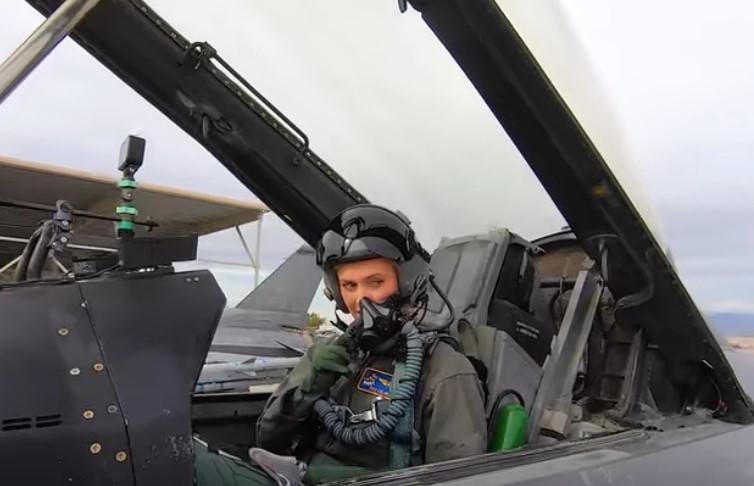 ウクライナ初の女性パイロットがF-16を操縦。  YT リンクを投稿することは許可されていませんが、そこにあります。
