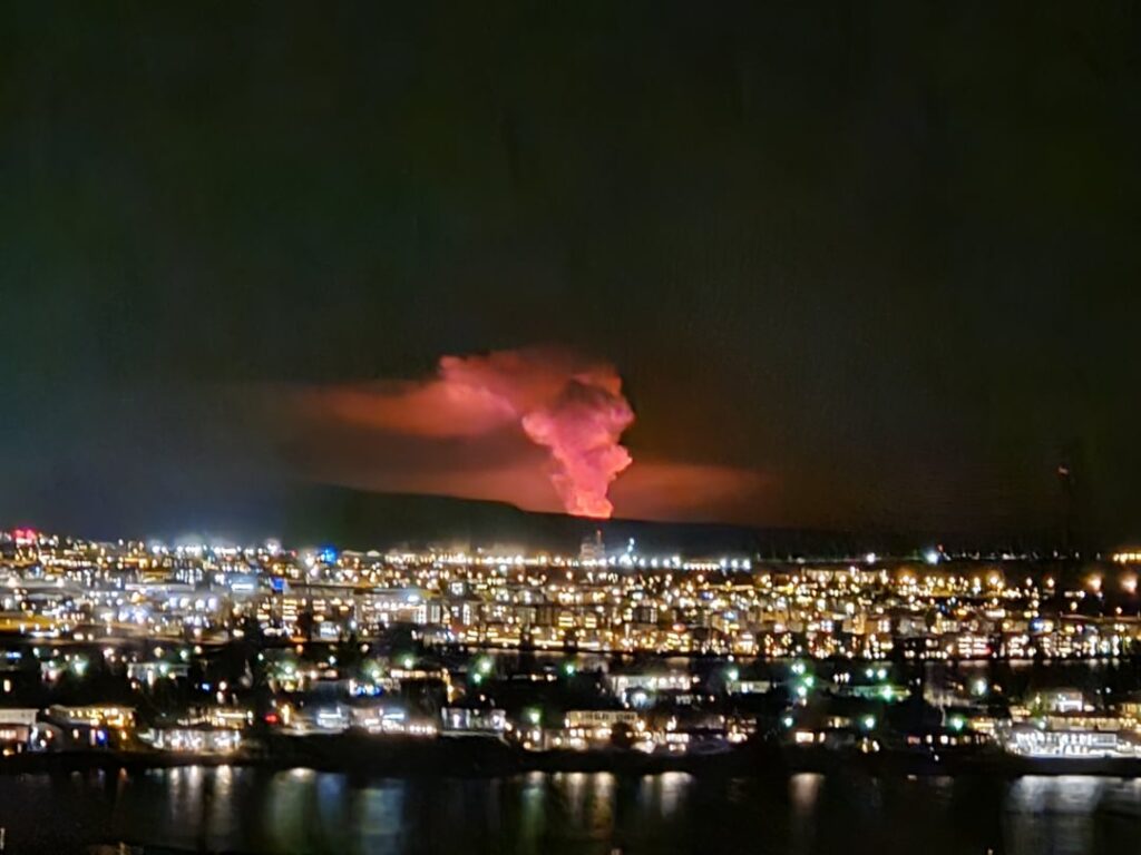 火山が噴火したばかりです！ 我が家からの眺め
