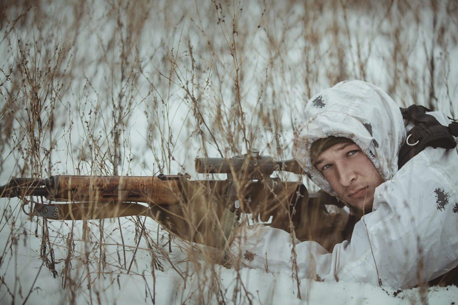 SVD/ドラグノフ スナイパー ライフル (7.62×54 mmR カートリッジに装填されている) でウクライナ陸軍兵士が使用: 2024 年 1 月、ウクライナ西部での最近の訓練中。