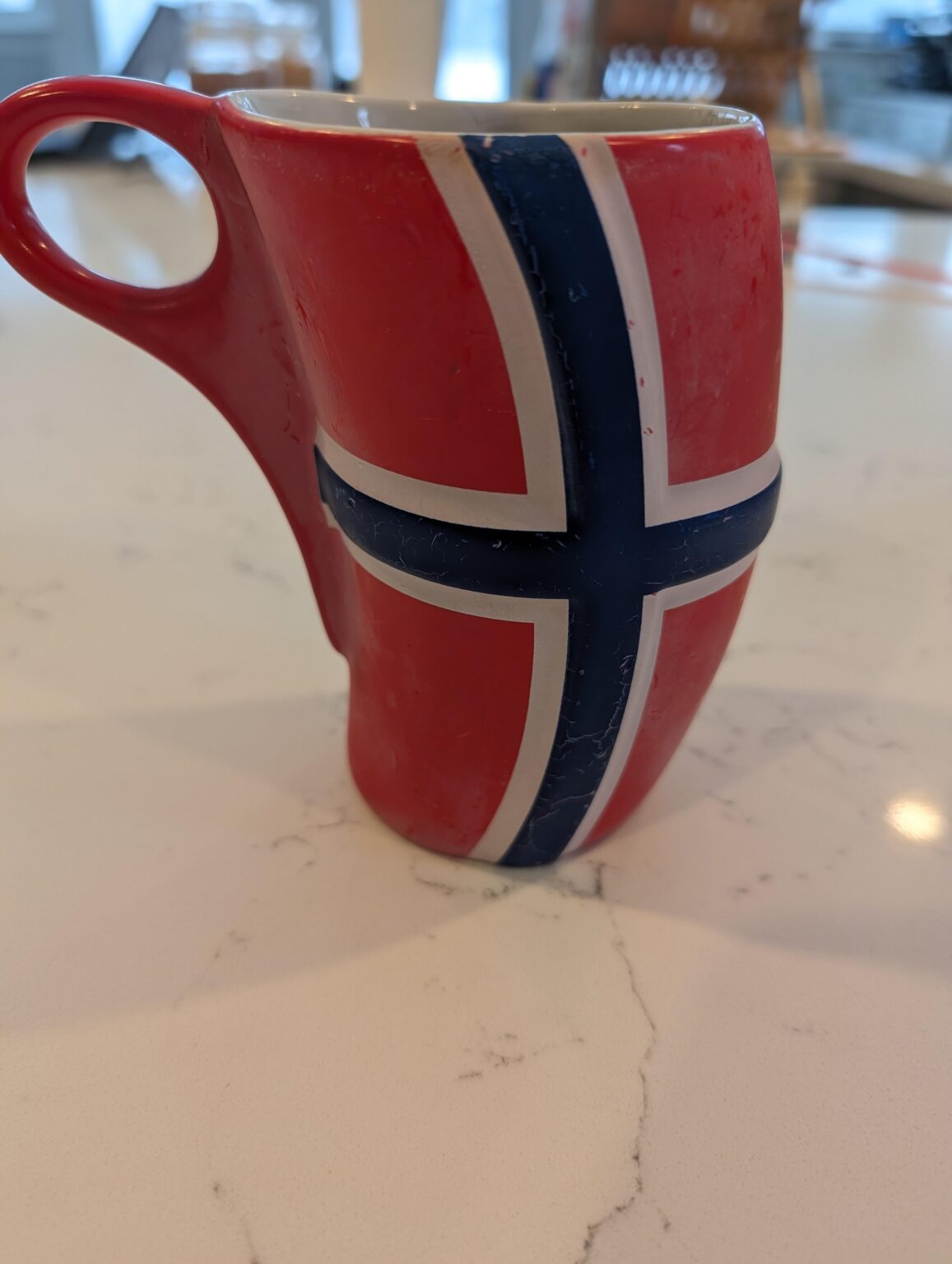ノルウェーで購入したこの特定のマグカップの代替品を見つけるのを手伝ってくれませんか?
