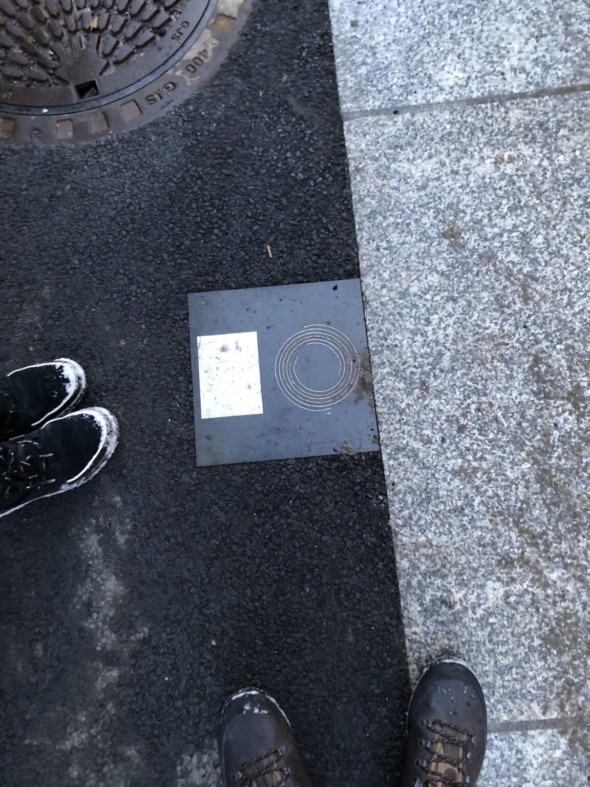 オスロ周辺の地面に金属板