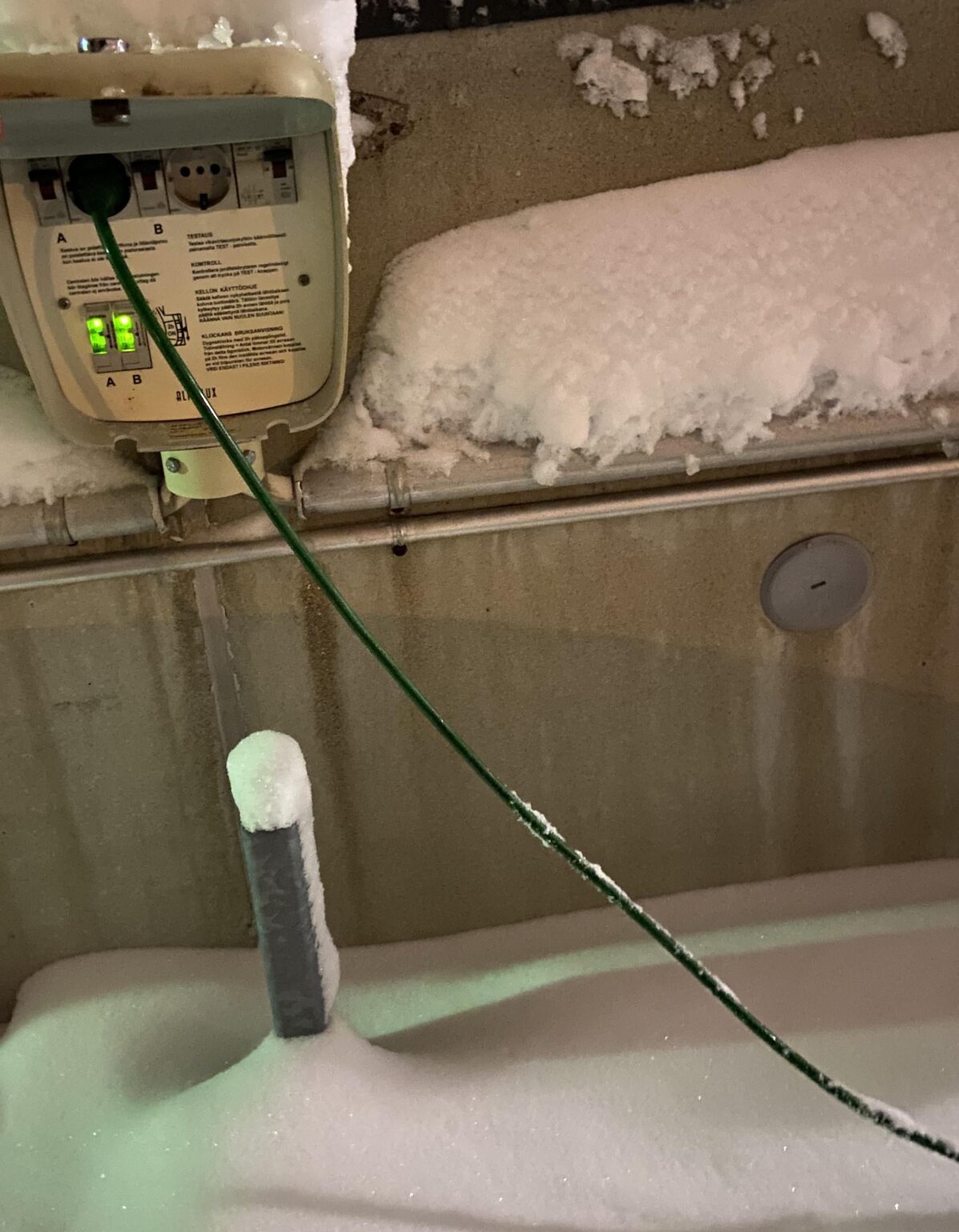 駐車場の電気を盗む? 駐車場の電気を盗む?