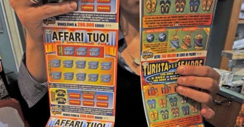 ゲーム、イタリア人はスクラッチ カード、スロット、賭博に年間 200 億を費やしています (国は 112 億を徴収しています)
