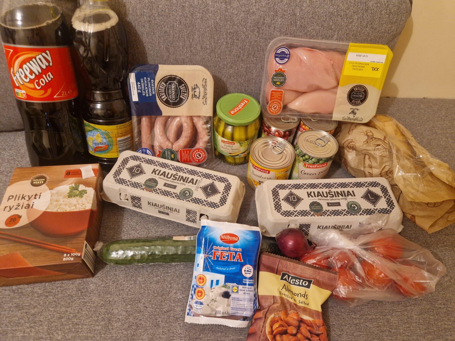 私は食費に 1 日平均 10 ユーロを費やしていると人々に話しましたが、人々はそれは高いと言います。 このショッピングバッグの価格は 28 ユーロで、約 3 日分の量です。 食費にいくら使いますか？