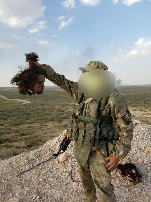 ロシア兵士がウクライナ女性の生首を抱く。 ルシッチ：より広範な野望を持つロシアのネオナチ民兵組織。