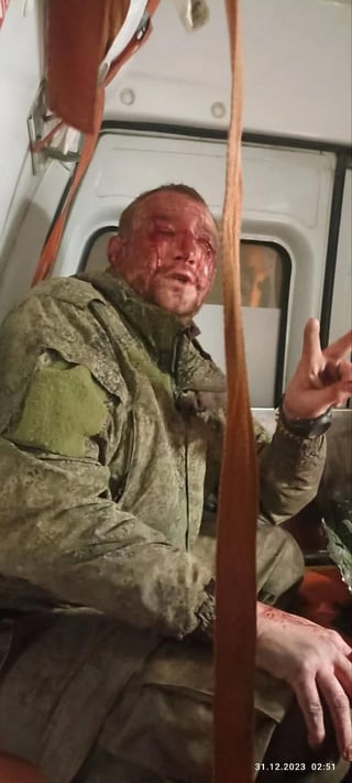 ウクライナのFPV無人機による車両攻撃で生き残った後に撮影された負傷したロシア兵。 車両自体は2枚目の写真に写っております。