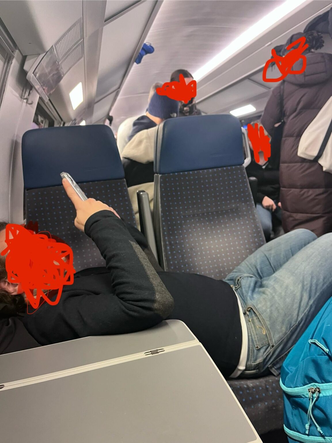 ラッシュアワーに「主人公が主役」の雰囲気を漂わせる別の SBB 乗客