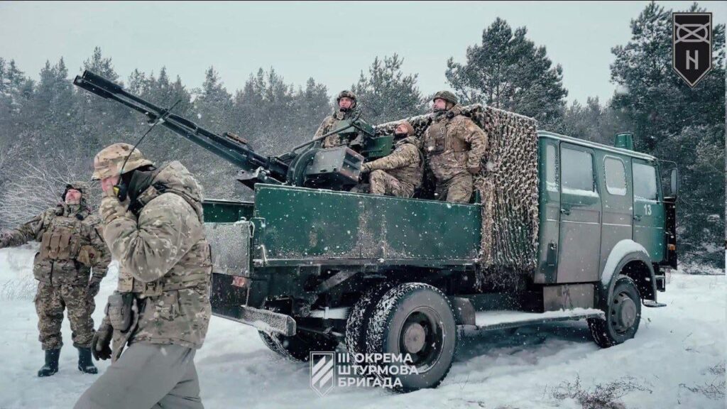 森近くの雪原にあるウクライナ軍のZU-23-2対空二連機関砲を搭載した「イヴェコ・マギラス120-23」トラック – 2024年1月