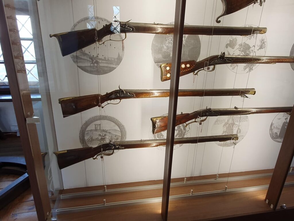 どこに行ってもここには銃や甲冑がある