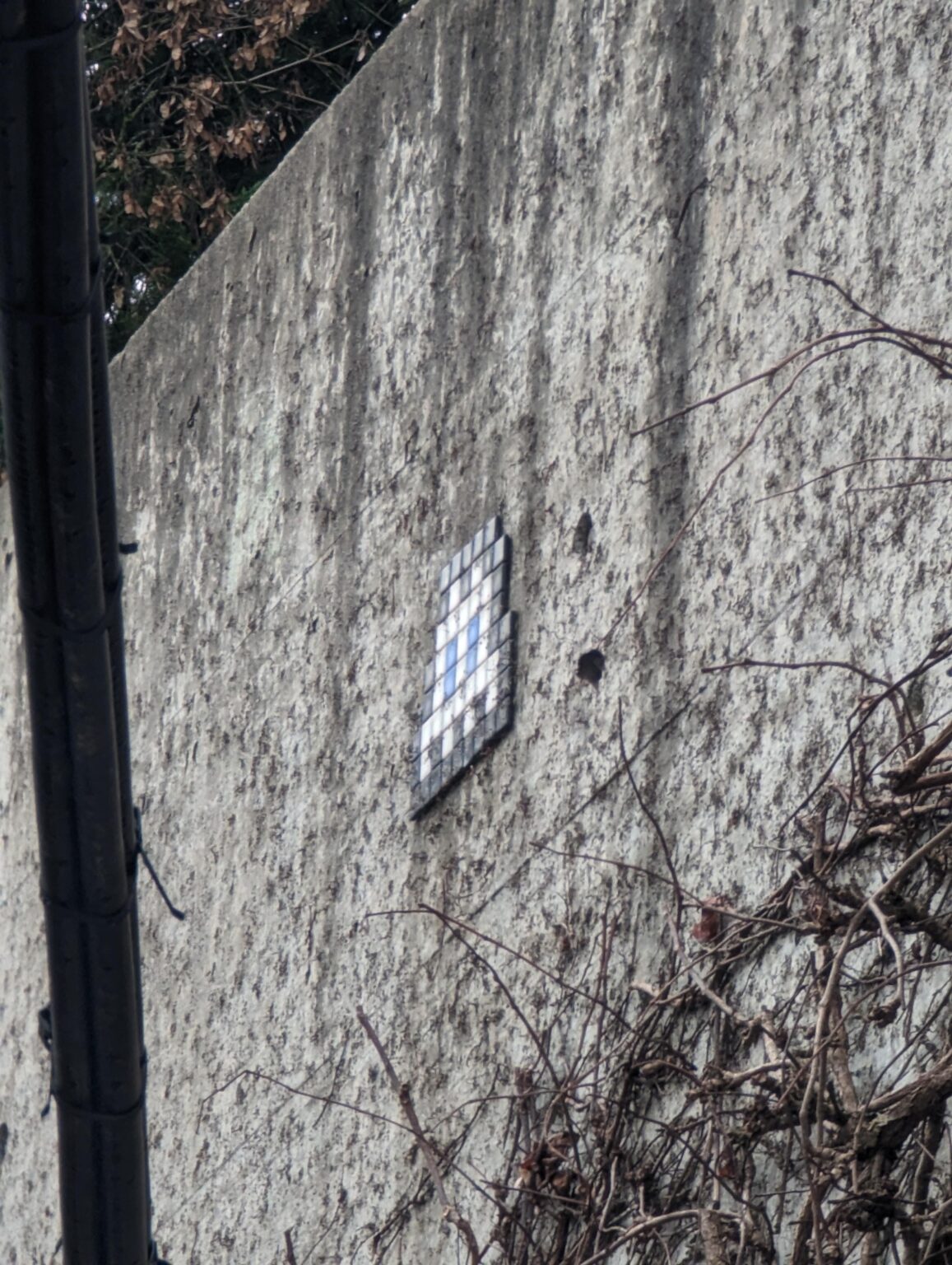 スイスの街でこのような小さな装飾を複数見かけましたが、それが何なのか知っていますか？ アーティストは知られていますか？ この写真はフリブール駅の裏で撮りました。 パックマンのキャラクターのようですが、それ以上の情報はありません