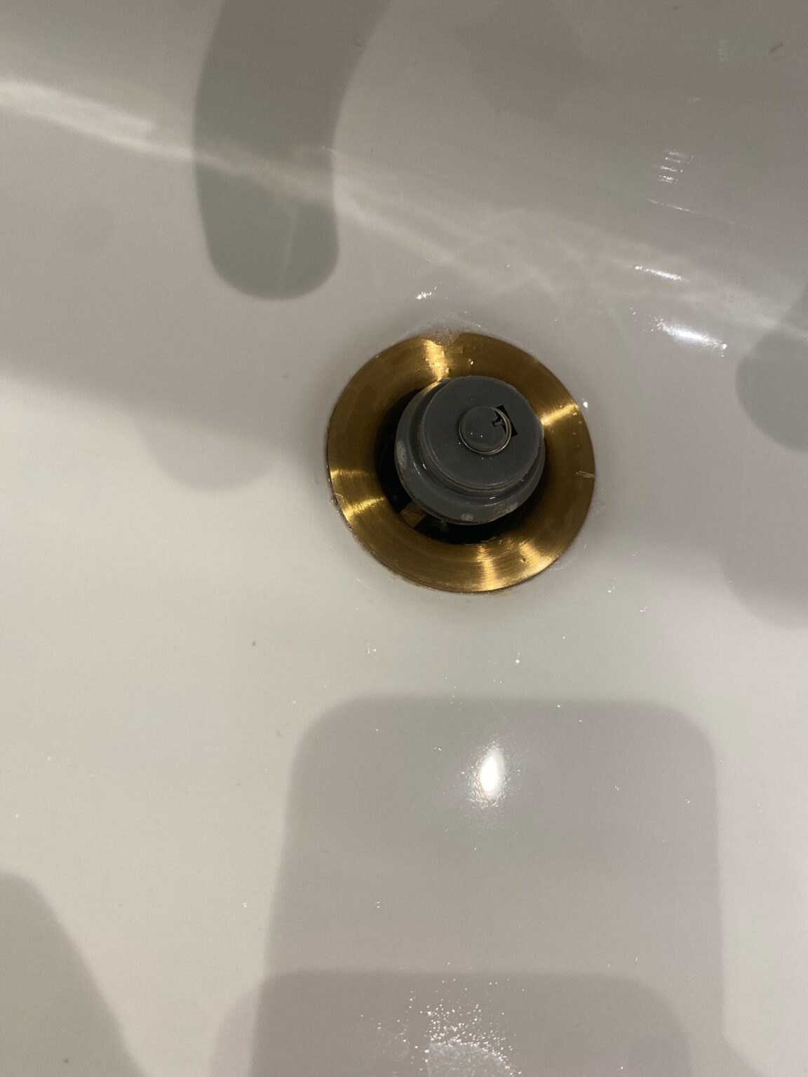 シンクのこの排水口を開けるにはどうすればよいですか?