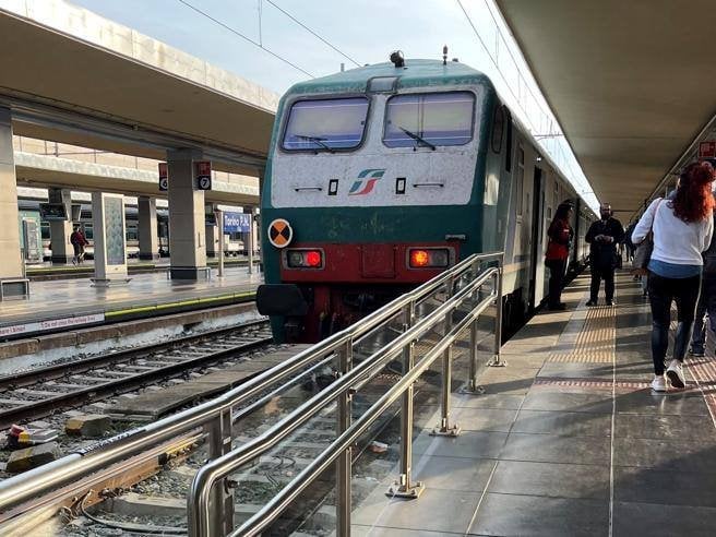 ペンドラリア 2024 年のレポートでは、イタリアの 2 速車両が明らかになりました。「トラーパニからラグーザまでは 13 時間かかりますが、カラブリア州では車列の平均築年数は 21.4 年以上です (エミリア ロマーニャ州では 9.1 年)。 ローマ-リド線とローマ北線はイタリアで最悪の路線です。」