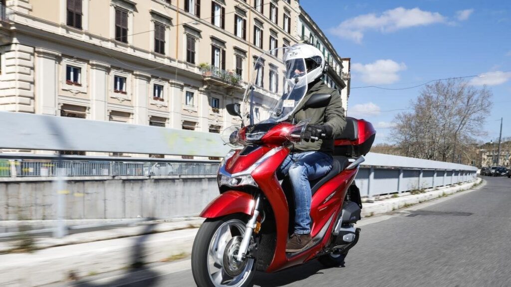 高速道路と環状道路の125ccバイクの青信号に向けて