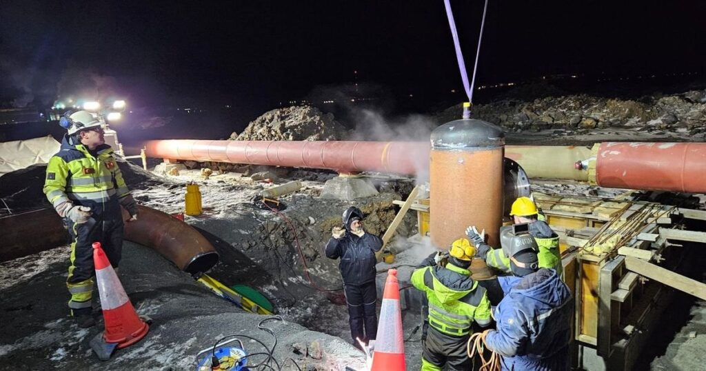 新しいバイパスパイプは溶岩の下でバラバラになりました - 新しいバイパスパイプの作業に何日かかるかは不明です - RÚV.is