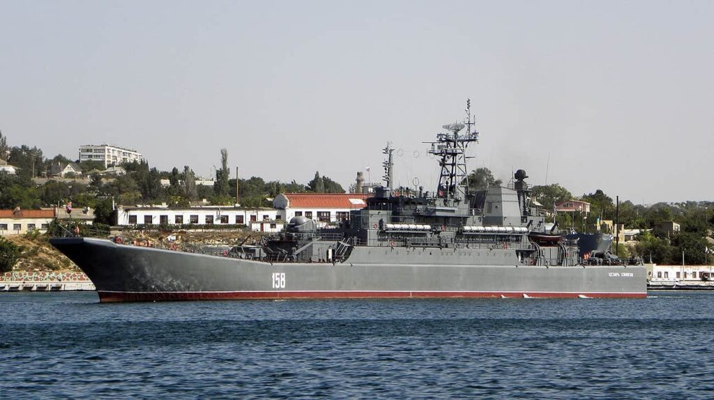 ウクライナ参謀本部、ロシア揚陸艦シーザー・クニコフの破壊を確認