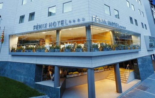 ダバン家はフェニックスホテルの運営をエスペリアグループに譲渡し、その資産を維持