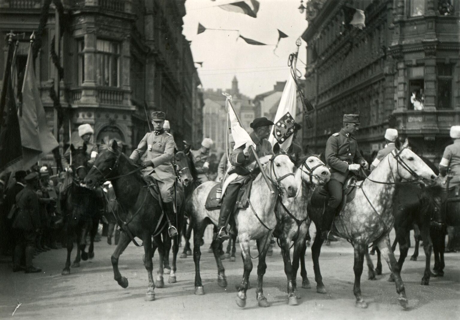 内戦終結翌日の1918年5月16日、ヘルシンキのエスプラナーディでパレードに参加する白人参謀ら