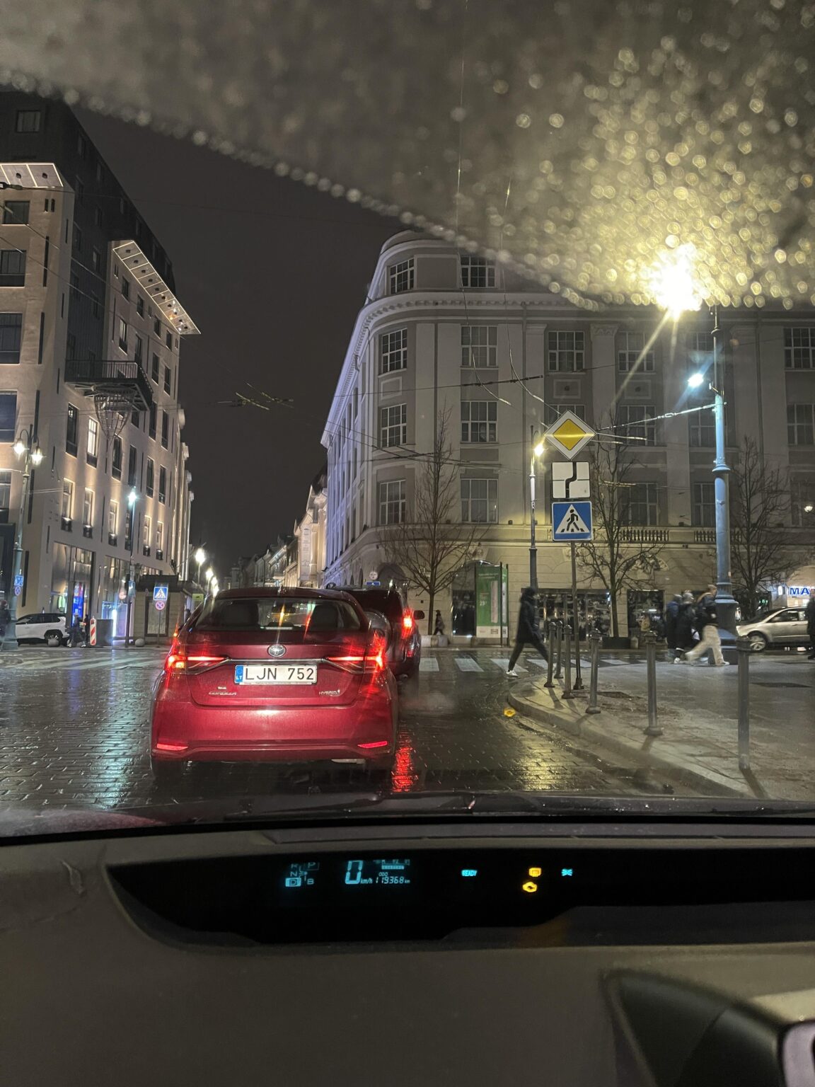 この交差点ではどうやって運転すればよいですか?