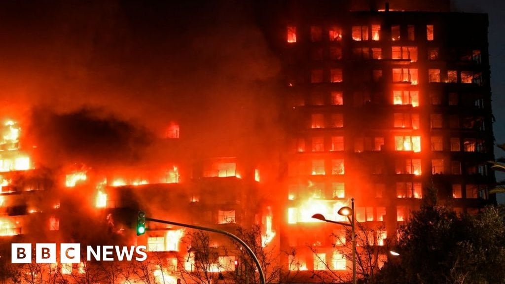 バレンシア火災：スペインで集合住宅が全焼、少なくとも4人死亡