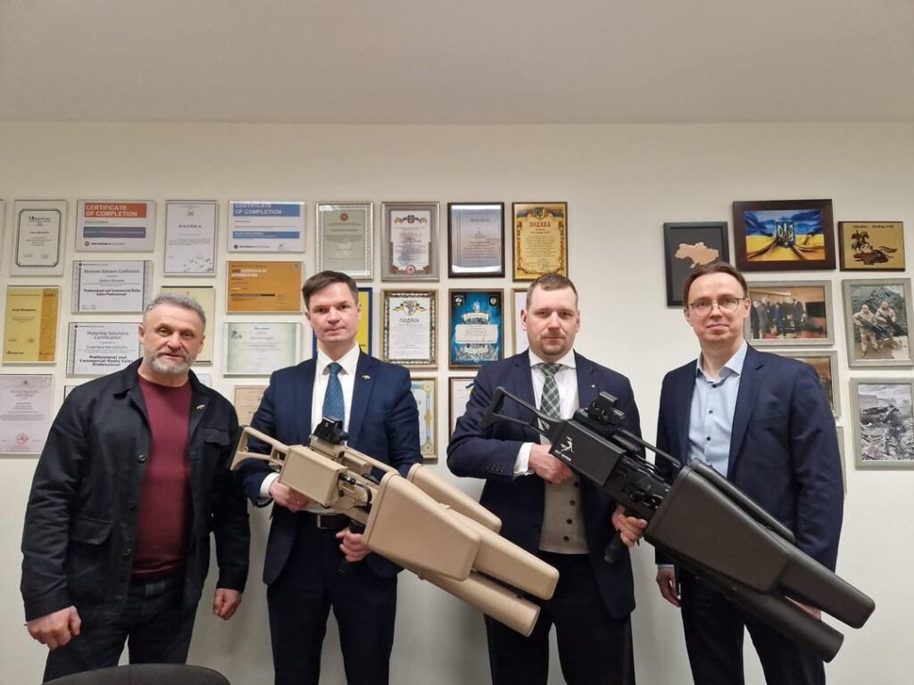 対ドローン装備と「スカイ・バイパー」ライフルの配送と組立室。リトアニアからウクライナへ。ロシアの小型無人機に対する東部および南部の前線近くのウクライナ軍兵士が使用するため。