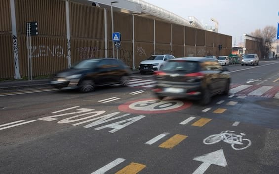 ボローニャと時速 30 km 制限: 規制が開始されてから 2 週間で事故は 21% 減少しました。 怪我を伴う事故 (-18.2%) と怪我のない事故 (-24.4%) の両方が減少しました