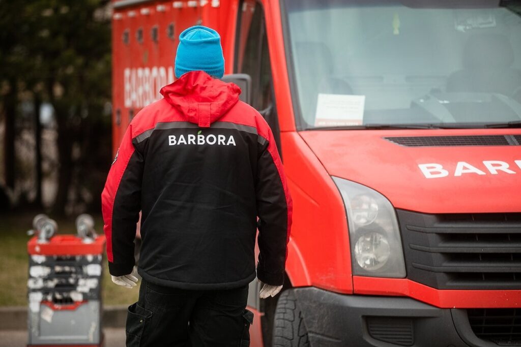 運転しながら昼食、水筒におしっこ - バルボラの配達員はもう耐えられないと言う