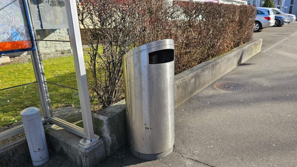 リサイクルの罰金としてはちょっと高すぎませんか? 電車のゴミ箱にカードボックスを捨てた人に 320 フラン。 リサイクルの罰金としてはちょっと高すぎませんか? 電車のゴミ箱にカードボックスを捨てた人に 320 フラン。