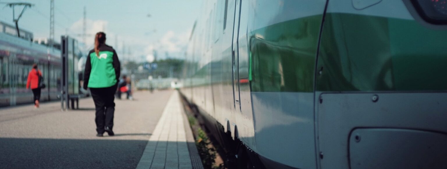 2月13日火曜日はすべての長距離列車が運休した。 トラックの損傷により 2月13日火曜日はすべての長距離列車が運休した。 トラックの損傷により