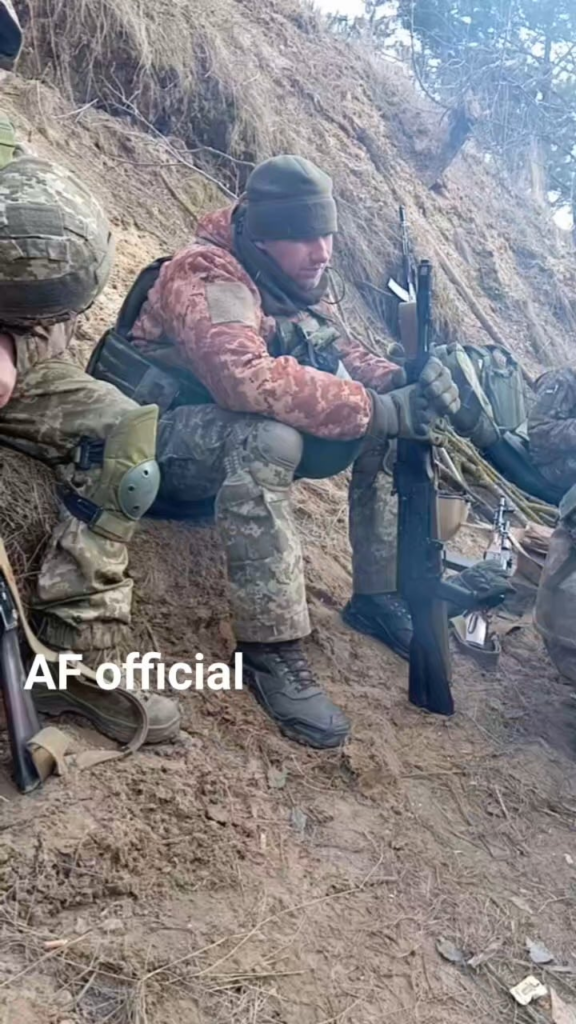 ウクライナ軍はキャンプファイヤーのそばでMREを食べたりホットコーヒーを飲んだりして休憩を取る。