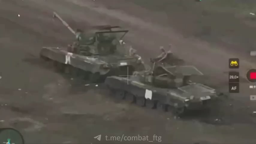 放棄されたロシアのT-80戦車2台が、第71猟兵旅団のウクライナのFPV無人機によって攻撃される。  1つは発火し、もう1つは見事に爆発します。