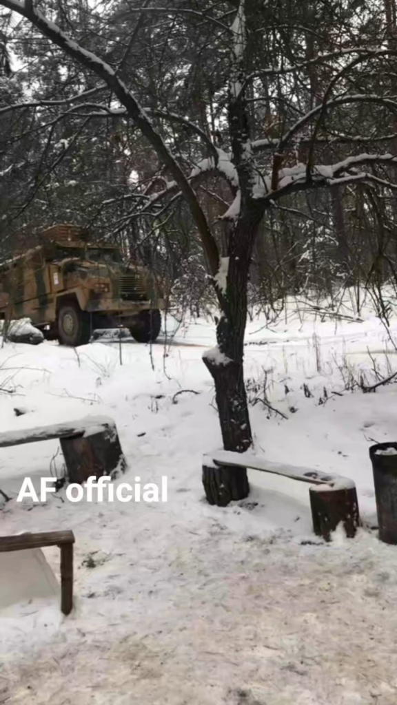 トルコ提供のBMCキルピ（ハリネズミ）、雪の中のUAFのMRAP。