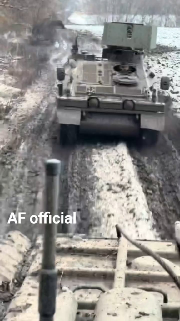 泥と雪の中を走行する、英国供給のスパルタン APC を含むウクライナの装甲車両。