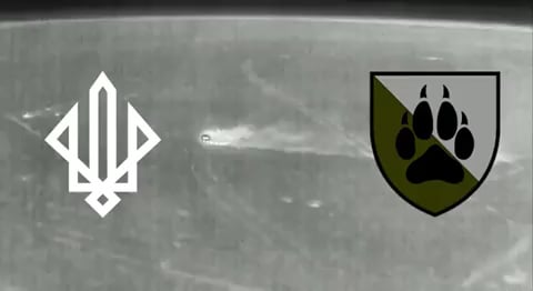 ロシアのBTR-82Aが反転してウクライナ軍が占領する塹壕に進入し、立ち往生してしまう。 その後、ウクライナ軍人がRPGで攻撃した。 兵士たちは馬から降り、ドローンから投下された手榴弾に直撃される。 彼らは逃げ出すが、再びクラスターシェルに襲われるだけだ。