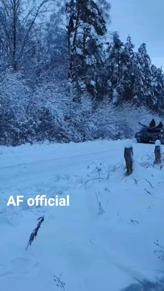雪の中を移動するウクライナの戦車とBMP。