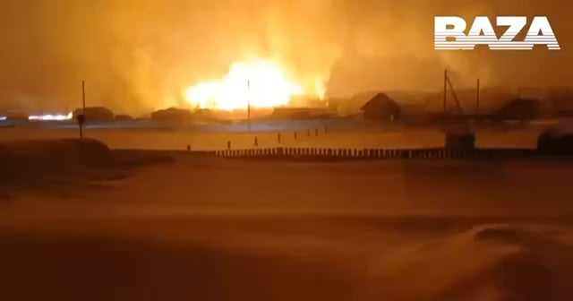 ロシアのペルミ州クエダでパイプライン爆発後、ロシアの貨物列車が火災
