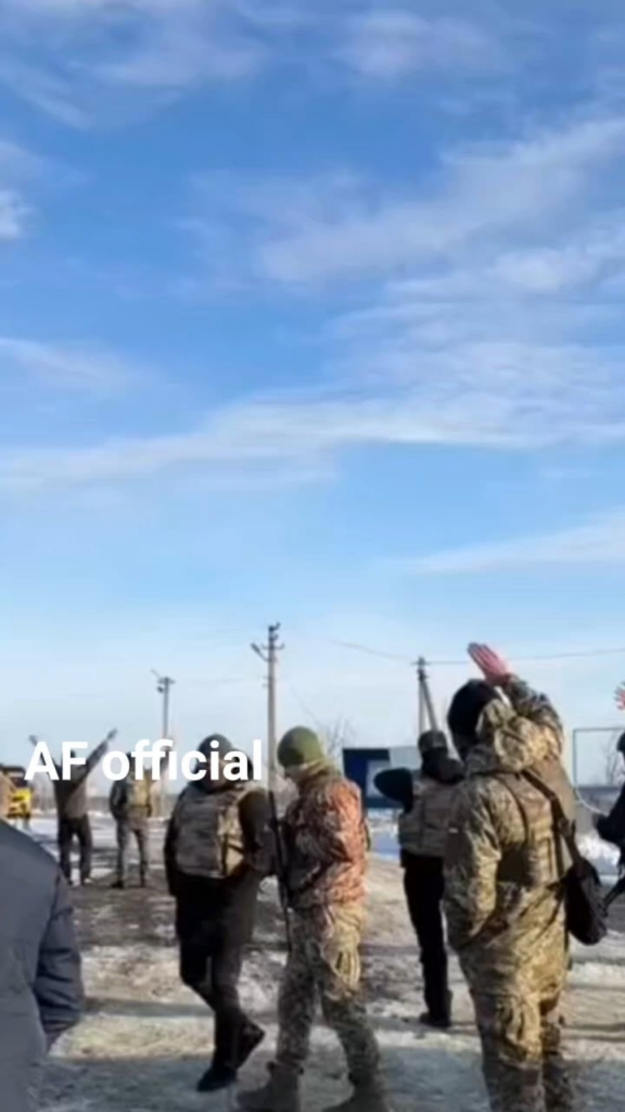 5日前の最新の捕虜交換のさらなる映像。時には感情的になり、愛する土地に帰国するウクライナ兵の様子が映っている。