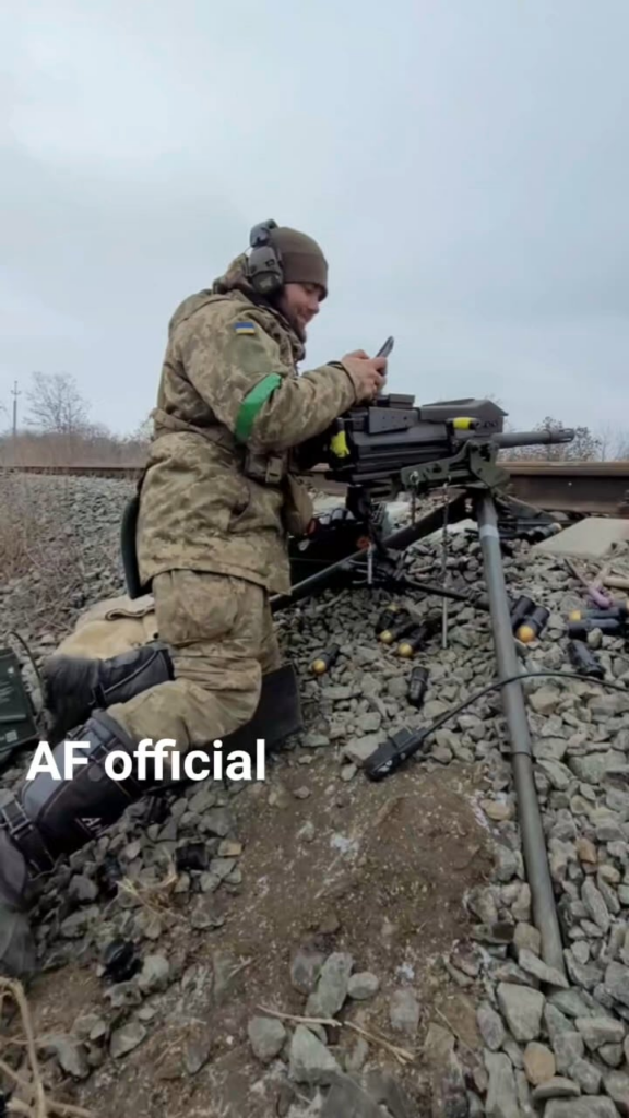 ウクライナ兵士がスポッターと通信しながらMk 19 40mm自動手榴弾発射装置を操作する。