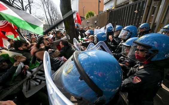 ナポリ、ライ軍前の駐屯地で衝突：警棒と負傷者
